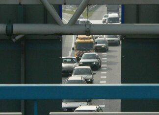 Sein voor spoorwegviaduct tussen A10 en Science Park op oranje