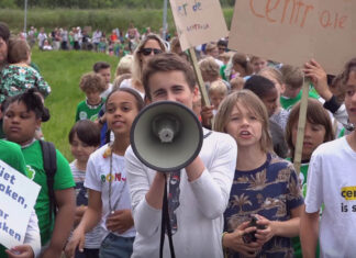 Kindermars als protest tegen komst biomassacentrale Nuon