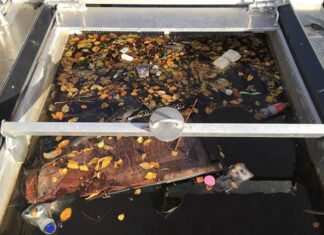 Scherm van luchtbellen haalt plastic uit grachten