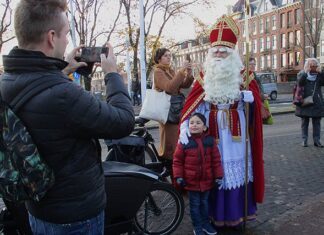Groot en klein wil met Sint op de foto. Wel met de echte…