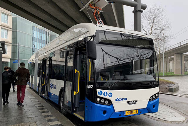 Echt spoor Encommium De eerste elektrische bussen rijden op lijn 22 | oost-online.amsterdam