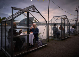 Genieten van een quarantaine diner in je eigen kleine kas