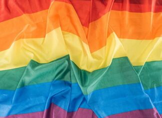 Oost is anti-homogeweld zat en hijst permanent regenboogvlag