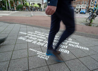 Poëzie op de stoep bij alle haltes van tram 3