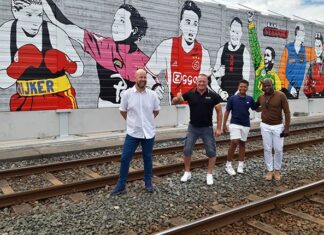 Sporters kijken uit over de sportheldenbuurt