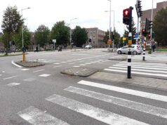 Kruispunt Molukkenstraat en Carolina MacGillavrylaan op de schop