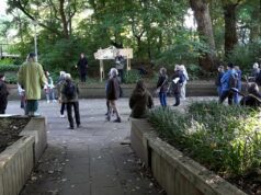 Protest tegen kap bomen bij ingang Flevopark