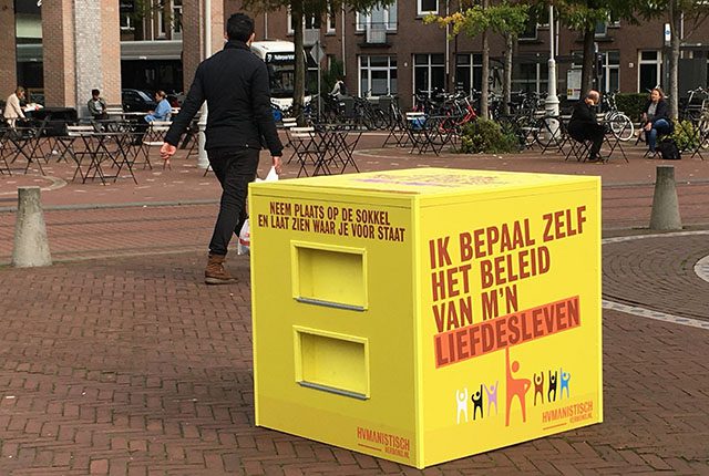 handboeien eerlijk emulsie Gele sokkel op Javaplein voor vrijheid van eigen liefdesleven |  oost-online.amsterdam