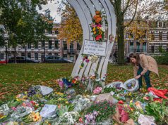 Bloemen bij de Schreeuw herdenken onthoofde Franse leraar Samuel Paty