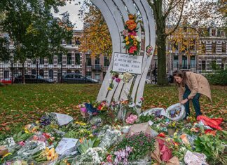 Bloemen bij de Schreeuw herdenken onthoofde Franse leraar Samuel Paty