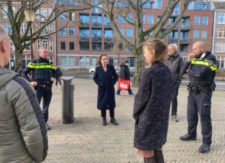 Burgemeester Halsema spreekt bewoners Krugerplein. Slachtoffer schietpartij overleden