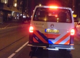 Explosief blaast voordeur uit woning Zeeburgerdijk