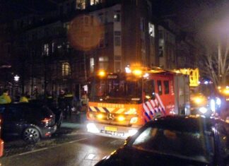 Politie en brandweer rukken massaal uit bij brand Van Swindendwarsstraat