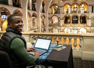 Stadsdichter Gershwin Bonevacia schrijft poëzie in een gesloten Tropenmuseum