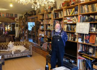 De boekenkast van Henk Schiffmacher