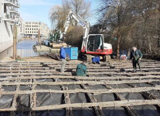 Gevlochten matten dekken gesaneerde bodem Ringvaart af