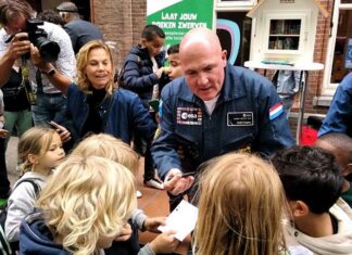André Kuipers lanceert KinderzwerfboekStation bij Barbaraschool