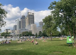 Bij Park Somerlust kun je de Amstel in via een trap