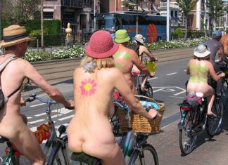 Bloot protest op de fiets tegen toenemend autoverkeer