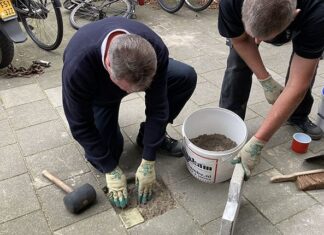 Op Jonas Daniël Meijerplein. 2500ste Stolperstein gelegd in Amsterdam