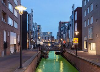 Grachtenwater Java-eiland kleurt opeens groen