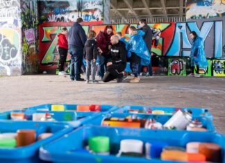 Kinderen maken van graffiti onder de Amsterdamsebrug een feest