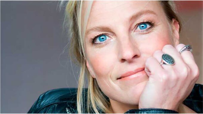 Eva Posthuma de Boer: ‘Ik voel me heel gelukkig als ik schrijf.’ | oost