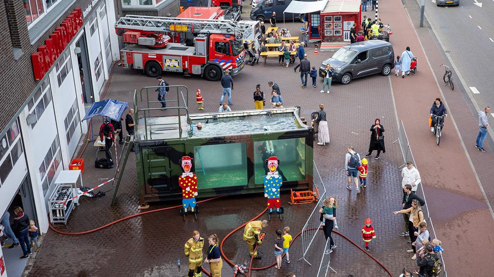 genezen heilige binnenvallen Brandweer, ambulance en politie zetten de deuren open |  oost-online.amsterdam