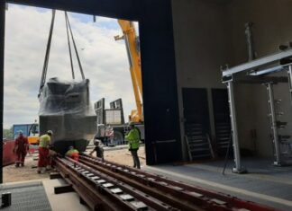 Reuzentransformator voor uitbreiding elektriciteitsnet op z’n plek op Strandeiland gehesen