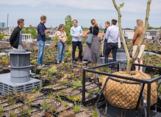 Wethouder opent verborgen dierentuin op dak in Tilanusstraat