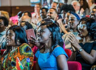 Kleurrijk feest bij diploma-uitreiking International Health in KIT aan de Mauritskade
