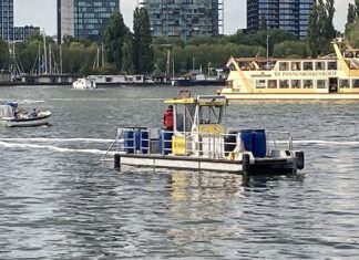 Olievlek op het IJ na lek riviercruiseschip