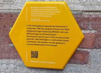 Herinneringsbord geplaatst op voormalige joodse school in Christiaan de Wetstraat