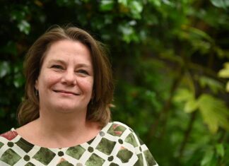 Anja Duitsmann draagt Linnaeus Boekhandel over aan Java Bookshop