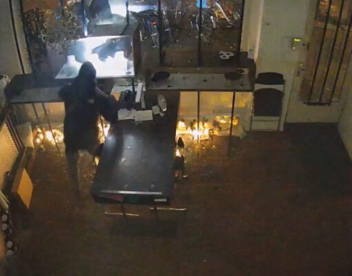 Overvallers blazen winkelruit juwelier op, laten ravage achter en vluchten zonder buit