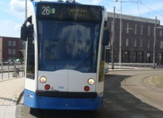 Auto’s lopen vast in rails, tram 26 loopt vertraging op