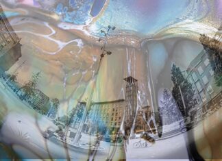 Gebouwen van Javaplein rondom je weerspiegeld in psychedelische kleuren…