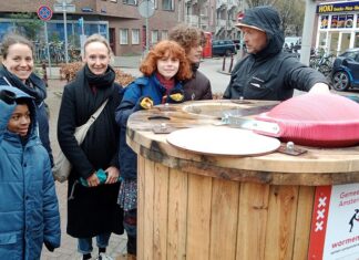 Buurt treft elkaar in de lobby van het wormenhotel Atjehplein