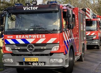 Brand boven fietsenwinkel in Linnaeusparkweg, zes woningen ontruimd