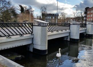 Brug 2360 over Ringvaart bij de Polderweg heet nu Harry van Kruiningenbrug