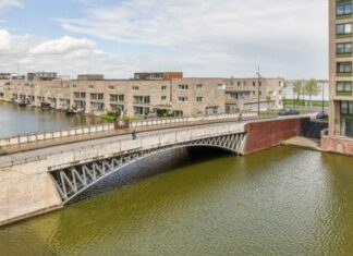 Onderhoud aan de bruggen Polygoongracht op IJburg