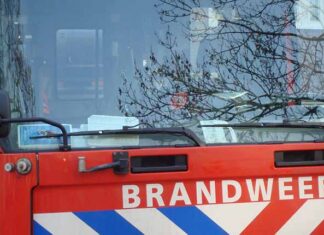 Brandbom vernielt voordeur woning in de Madurastraat