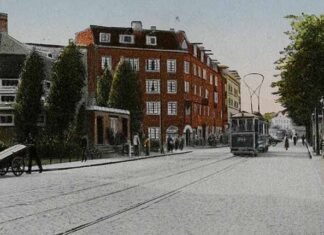 Oud Nieuws | EEN AUTO TUSSCHEN TWEE TRAMS GEKRAAKT.