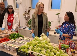Lillian Marijnissen deelt tomaten uit. En een onderscheiding