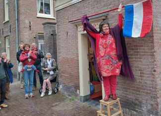 Haak in strijkt de vlag