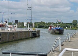 Oostommetje: via de Oranjesluizen. Sluizen, dijken, ponten en bruggen