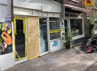 Gevel viswinkel Molukkenstraat ernstig beschadigd bij explosie