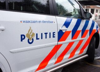 Fietser zwaargewond na aanrijding met politieauto