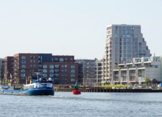 Hek beschermt tegen hoge golven op Cruquiuseiland