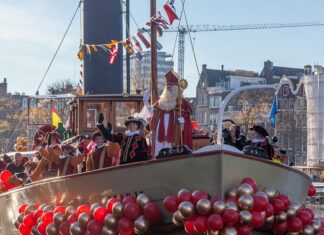Sinterklaas vaart over de Amstel de stad binnen